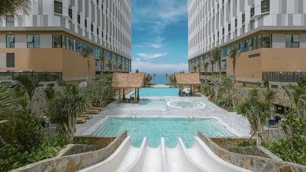 2 piscines extérieures