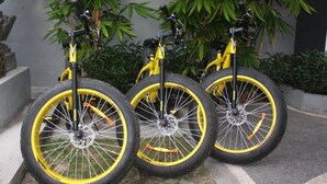 Three bicycles with yellow rims parked outdoors. - Private Room in Nusa Dua 300 Meters From Beach (Nusa Dua)
