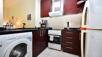 Studio | Dapur pribadi | Lemari es besar, microwave, oven, dan mesin pencuci piring