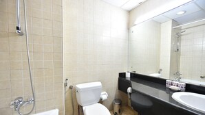 Casa de banho com sanita, lavatório e chuveiro.