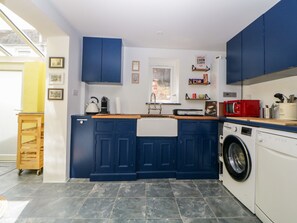 Geladeira, lava-louças, chaleira elétrica, torradeira