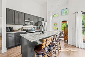 Refrigerador, microondas, horno, placa de cocina