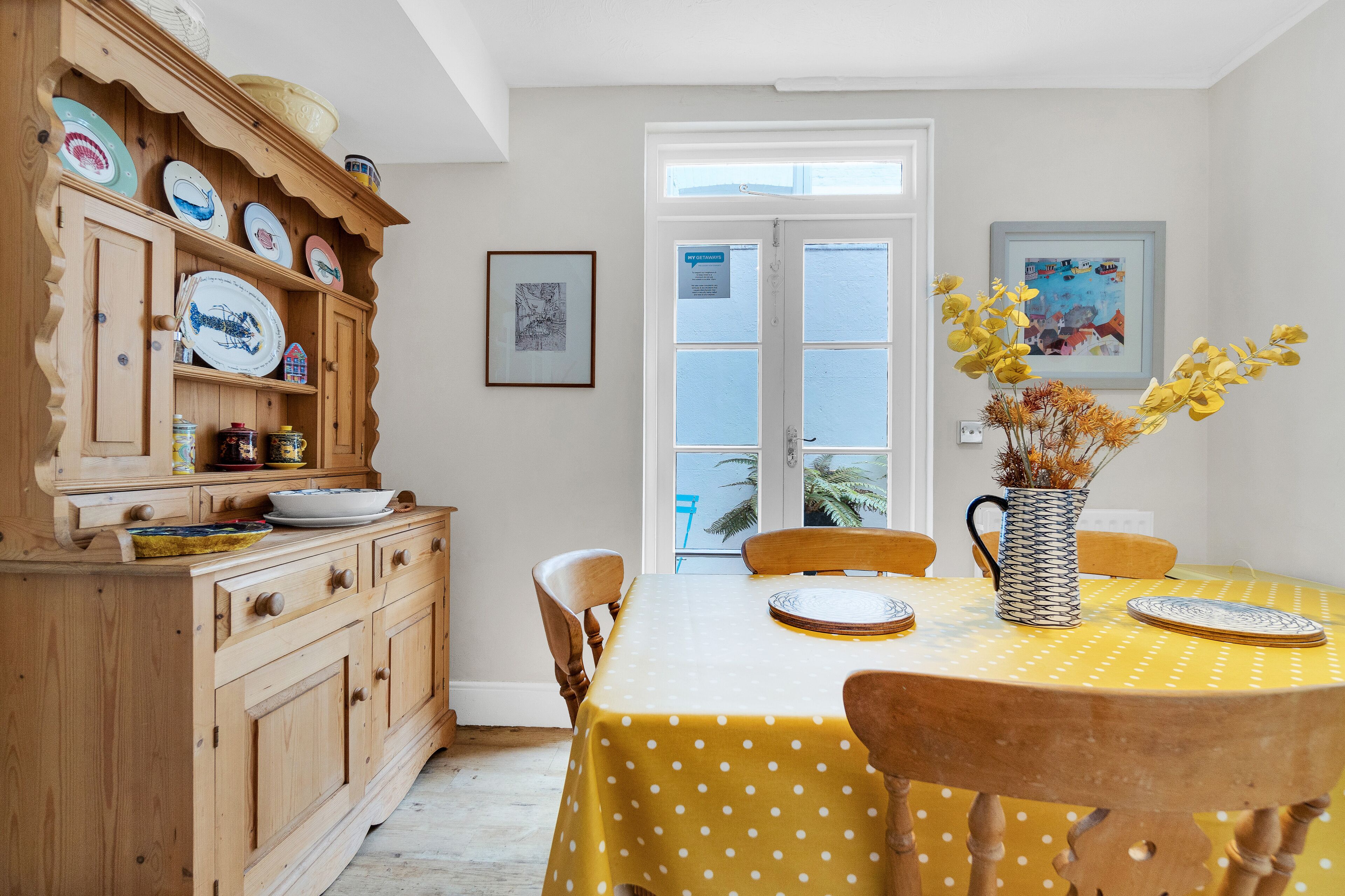 Lò vi sóng, lò nướng, máy rửa bát, dụng cụ nấu nướng/bát dĩa/dao nĩa 