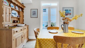 Microwave, oven, dishwasher, cookware/dishes/utensils - Brighton Views House By My Getaways (Brighton)