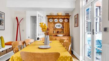 Microwave, oven, dishwasher, cookware/dishes/utensils