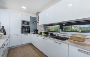 Villa | 4 bedrooms - Frani in Pore With 4 Bedrooms and 4 Bathrooms (Porec)