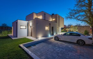 Villa | 4 bedrooms - Frani in Pore With 4 Bedrooms and 4 Bathrooms (Porec)