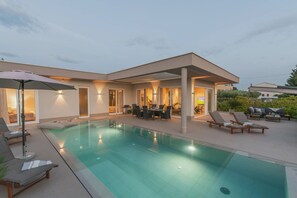A modern outdoor swimming pool area with lounge chairs, a dining table, and a covered patio. - Vivas in Strani i kod Nove Vasi (Porec)