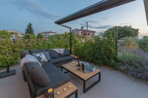 An outdoor seating area with a sofa, coffee table, and candles. - Vivas in Strani i kod Nove Vasi (Porec)