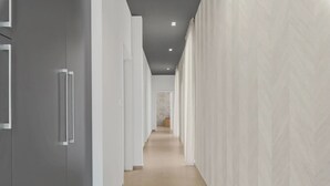 A modern hallway with a neutral color palette, featuring a light-colored floor and walls, and a dark ceiling with recessed lighting. - Vivas in Strani i kod Nove Vasi (Porec)