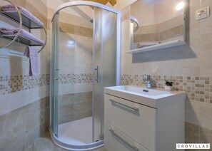 House, Smoking | 5 bedrooms - Ive in Orbani i With 5 Bedrooms and 2 Bathrooms (Marcana)