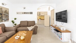 A modern living room with a sofa, coffee table, and a TV mounted on the wall. - Kastelir in Ka Telir (Kastelir-Labinci)