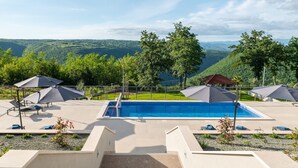 En swimmingpool med utsikt över ett bergigt landskap.