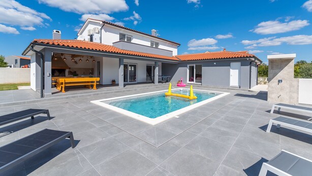 A modern house with a swimming pool, outdoor seating, and a patio area. - Casa Mara in Tokovci (Svetvincenat)