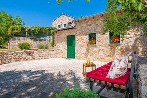 Villa | 3 bedrooms - Ognjistar in Zmijavci (Zmijavci)