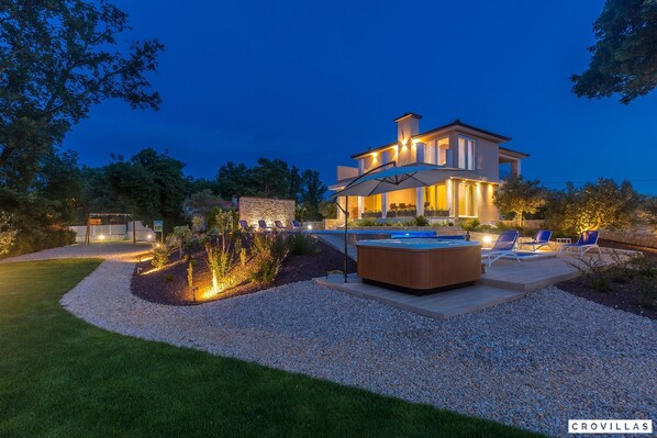 Villa | 4 bedrooms - Roko in Malinska With 4 Bedrooms and 2 Bathrooms (Malinska-Dubasnica)