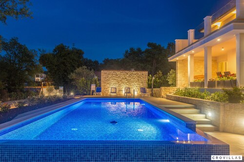 Roko in Malinska With 4 Bedrooms and 2 Bathrooms