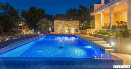 Roko in Malinska With 4 Bedrooms and 2 Bathrooms