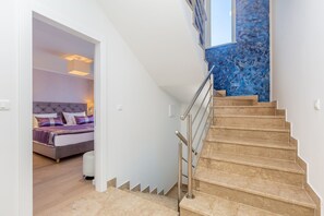 Villa | 4 bedrooms - Roko in Malinska With 4 Bedrooms and 2 Bathrooms (Malinska-Dubasnica)