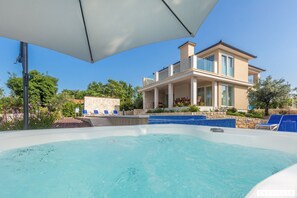 Villa | 4 bedrooms - Roko in Malinska With 4 Bedrooms and 2 Bathrooms (Malinska-Dubasnica)