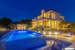 Uma casa moderna com piscina e área de estar externa.