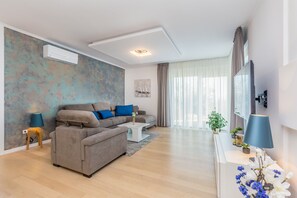 Villa | 4 bedrooms - Roko in Malinska With 4 Bedrooms and 2 Bathrooms (Malinska-Dubasnica)