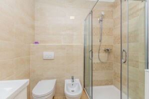 House, Smoking | 4 bedrooms - Roko in Malinska With 4 Bedrooms and 2 Bathrooms (Malinska-Dubasnica)