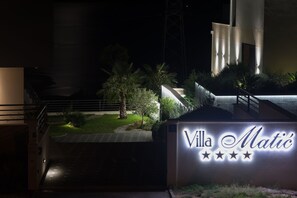 5 bedrooms - Matic in Makarska With 5 Bedrooms and 4 Bathrooms (Makarska)