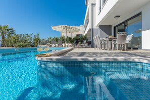 5 bedrooms - Matic in Makarska With 5 Bedrooms and 4 Bathrooms (Makarska)