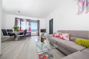 5 bedrooms - Matic in Makarska With 5 Bedrooms and 4 Bathrooms (Makarska)