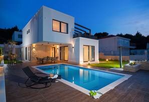 Villa | 6 bedrooms - More in Okrug Gornji (Okrug)