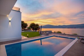 Villa | 6 bedrooms - More in Okrug Gornji (Okrug)