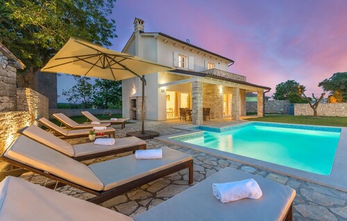 Seconda in Rojni i With 3 Bedrooms and 3 Bathrooms