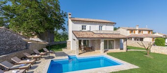 Seconda in Rojni i With 3 Bedrooms and 3 Bathrooms