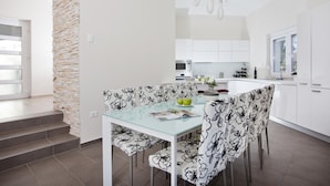 House | 4 bedrooms - Hemera in Kr an With 4 Bedrooms and 4 Bathrooms (Krsan)