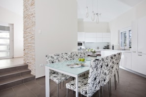 House | 4 bedrooms - Hemera in Kr an With 4 Bedrooms and 4 Bathrooms (Krsan)