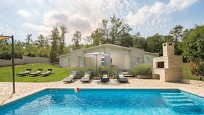 House | 4 bedrooms - Hemera in Kr an With 4 Bedrooms and 4 Bathrooms (Krsan)