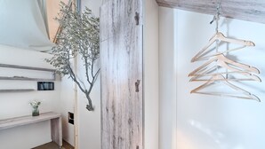 A hallway with a wooden wardrobe, a small plant, and wooden hangers on the wall. - Honeymoon in Murter With 1 Bedrooms and 1 Bathrooms (Tisno)