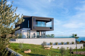 Villa, Smoking