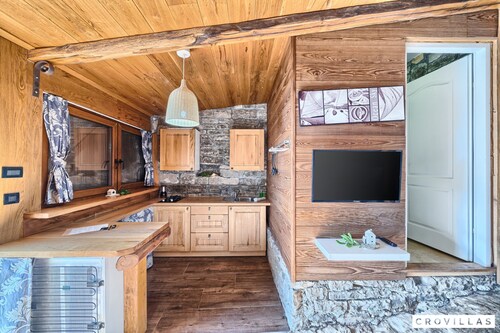 Stone in Murter With 1 Bedrooms and 1 Bathrooms