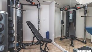 A gym with exercise equipment, a bench, and a mirror. - Natura III in Veprinac (Opatija)