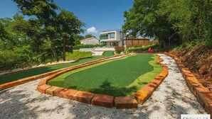 A modern house with a well-maintained lawn and a swimming pool. - Grande Barbara in Vi Inada (Vizinada)