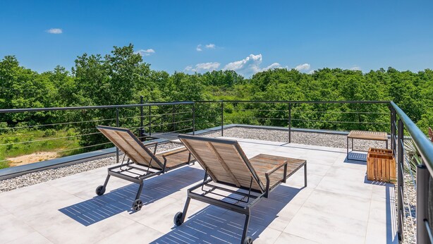 A rooftop terrace with two sun loungers, a small table, and a trash bin. - Grande Barbara in Vi Inada (Vizinada)