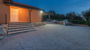 A house with a gravel driveway, a covered patio, and a bicycle parked outside. - Pendolina in Buje With 3 Bedrooms and 1 Bathrooms (Buje)
