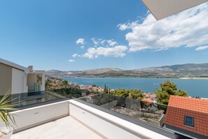Villa, Smoking
