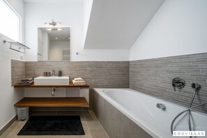 House, Smoking | 6 bedrooms - Acadia A in Slatine With 6 Bedrooms and 6 Bathrooms (Split)