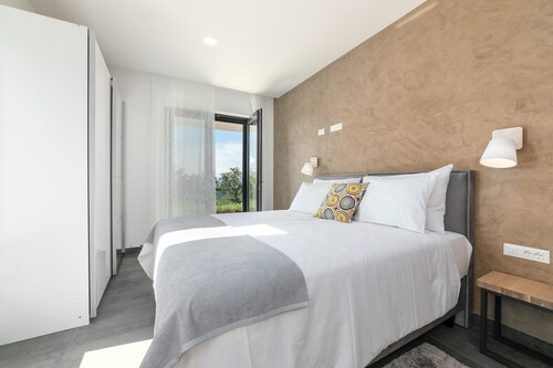 Althea in Ru i i With 4 Bedrooms and 4 Bathrooms