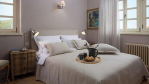 A bedroom with a bed, bedside lamps, a nightstand, a window with curtains, and a painting on the wall. - Zoe in Ladi i With 4 Bedrooms and 4 Bathrooms (Kanfanar)