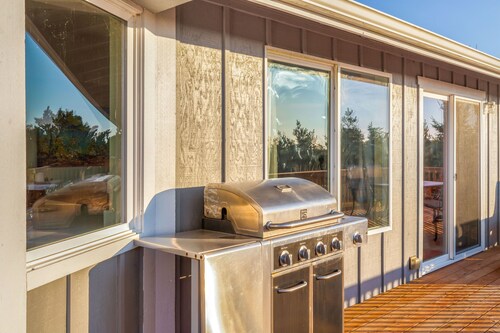 Ocean Front. Clamming. Game Room. Large Deck.