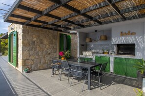 House, Smoking - 2M in Makarska With 3 Bedrooms and 1 Bathrooms (Makarska)
